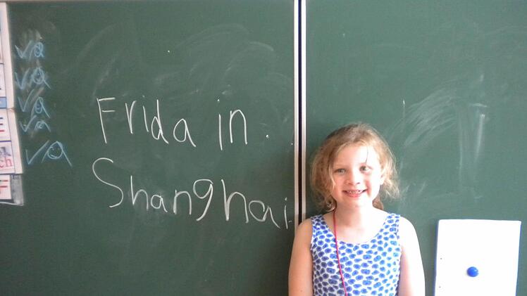 Mathilda zeigt Deutschland auf ihrem Countryball. Frida hat in der deutsch-französischen Schule in Shanghai schreiben gelernt. Fotos: Christiane Lehmann/privat