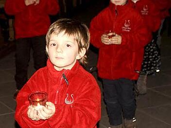 Die Kinder brachten Licht in das Dunkel der Kirche.