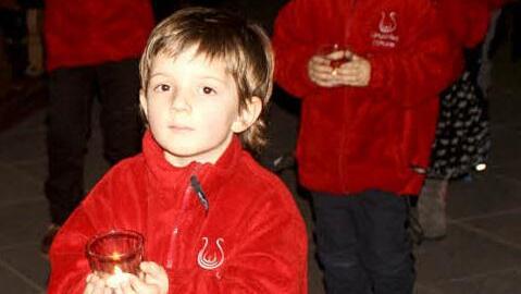 Die Kinder brachten Licht in das Dunkel der Kirche.