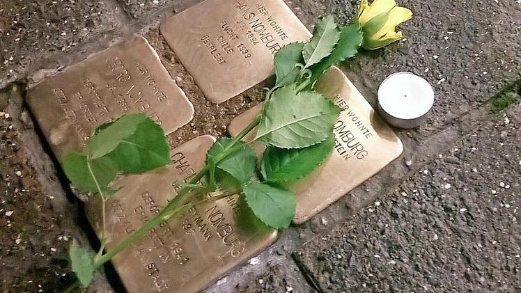 Kleine Metallplatten, wie diese hier in Coburg, erinnern an Opfer der Nazizeit. Solche Stolpersteine gibt es beispielsweise auch schon in Erlangen und Bamberg. Foto: Jochen Berger