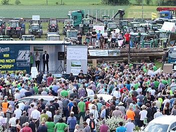 Neben der Tagungsstätte wurde gegen einen Nationalpark demonstriert. Dabei kamen auch Ministerin Ulrike Scharf und MdL Jürgen Baumgärtner zu Wort. Foto: Marian Hamacher