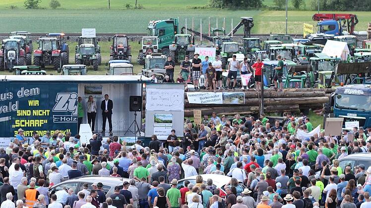 Neben der Tagungsstätte wurde gegen einen Nationalpark demonstriert. Dabei kamen auch Ministerin Ulrike Scharf und MdL Jürgen Baumgärtner zu Wort. Foto: Marian Hamacher