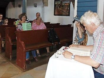 Pfarrer Malte Lippmann liest in der Gräfenberger Kirche aus der Bibel vor.  Foto: Petra Malbrich