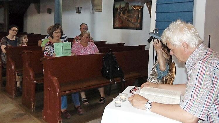 Pfarrer Malte Lippmann liest in der Gräfenberger Kirche aus der Bibel vor.  Foto: Petra Malbrich