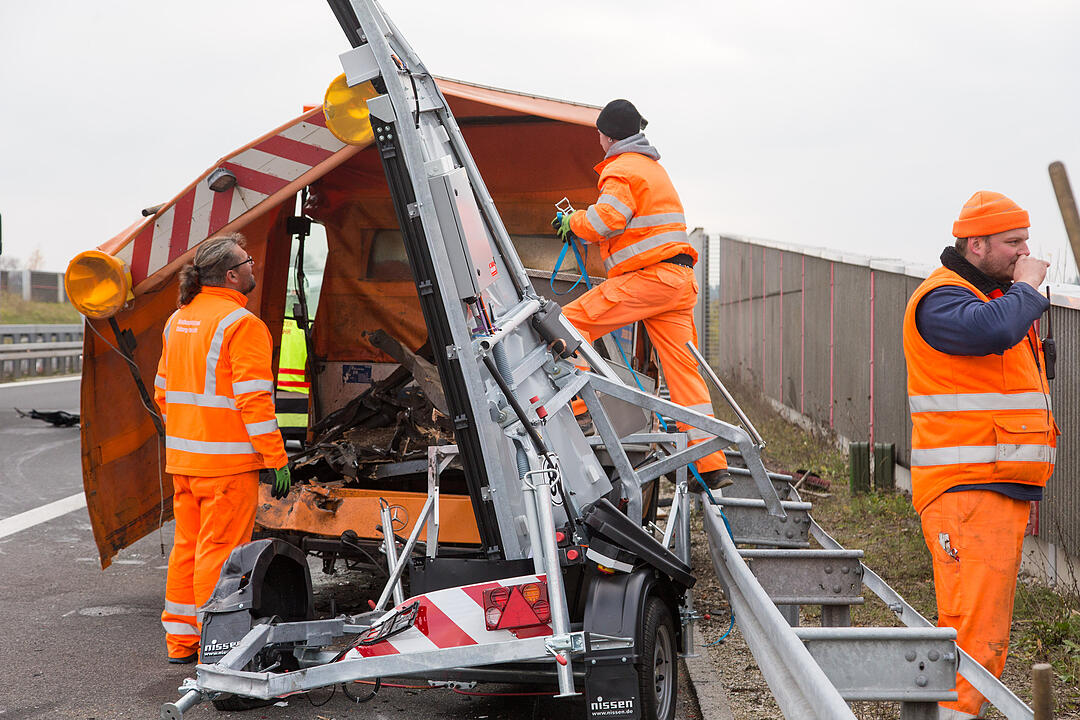 Sprinter kracht ungebremst in Baustellenfahrzeug