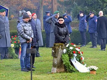 Kranzniederlegung im Bad Kissinger Parkfriedhof zum Volkstrauertag. Foto: Peter Rauch