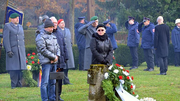 Kranzniederlegung im Bad Kissinger Parkfriedhof zum Volkstrauertag. Foto: Peter Rauch