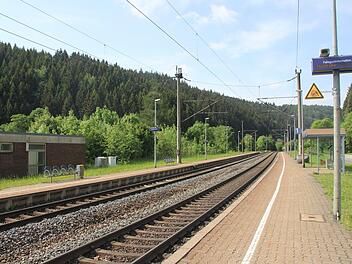 Heute unscheinbarer Haltepunkt, einst große Bedeutung als Holzumschlagsplatz, Zentrum der Postkutsche und Wiege des ICE: der Bahnhof in Förtschendorf. Foto: Andreas Schmitt