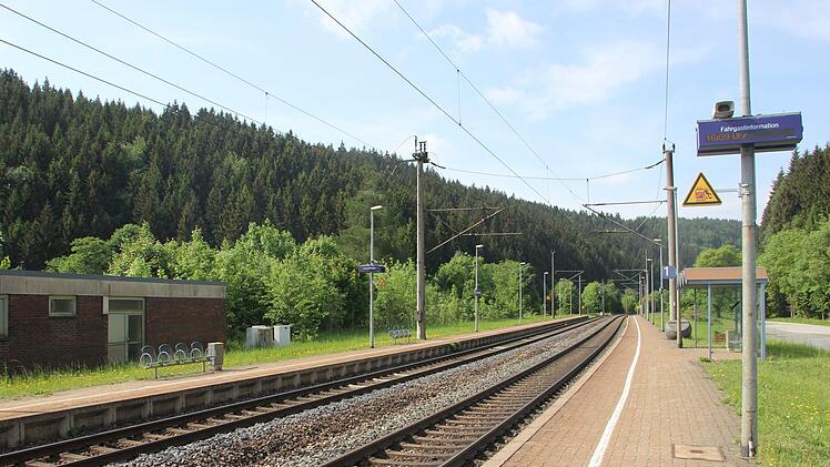 Heute unscheinbarer Haltepunkt, einst große Bedeutung als Holzumschlagsplatz, Zentrum der Postkutsche und Wiege des ICE: der Bahnhof in Förtschendorf. Foto: Andreas Schmitt
