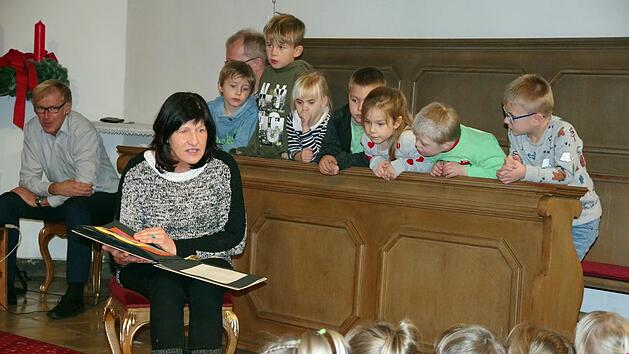 Christine Schedel wirft einen Blick in das Buch mit Bildern, die die Kiga-Kinder f&uuml;r sie gemalt hatten.Heike Sch&uuml;lein