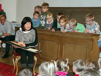 Christine Schedel wirft einen Blick in das Buch mit Bildern, die die Kiga-Kinder für sie gemalt hatten.Heike Schülein