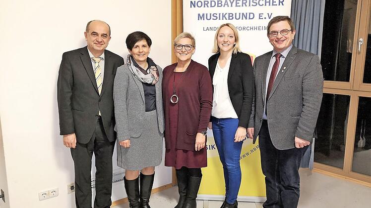 Auf der Hauptversammlung (v. l.): Vizepräsident Thomas Kolb, Kreisvorsitzende Claudia Heim, stellvertretende Landrätin Rosi Kraus, Kreisschriftführerin Andrea Wieseckel und Ehrenkreisvorsitzender Georg Schirner Foto: Thomas Weichert