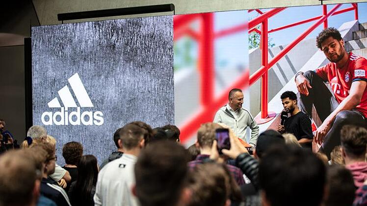 Bei der Talkrunde mit Serge Gnabry Foto: Adidas