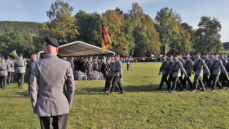 Der Ausmarsch des Heeresmusikkorps Kassel und der Fahnenträger