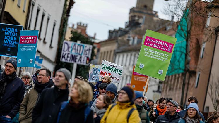 F&uuml;rth: Rund 1000 Menschen bei Anti-Rechts-Demo - Schock &uuml;ber Merz-Aussage