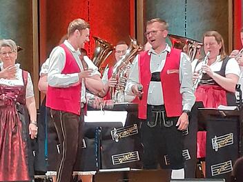 Die Musikanten von „Klingend Blech“ und die Gruppe „Querbeet“ gestalteten den fränkischen Heimatabend im gut gefüllten Rossinisaal in Bad Kissingen.