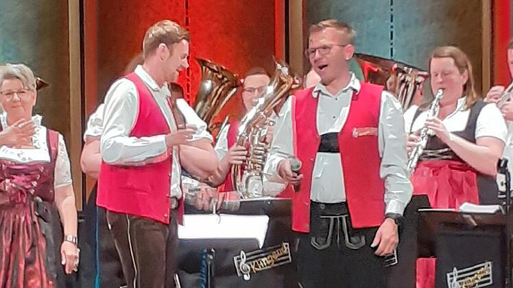 Die Musikanten von „Klingend Blech“ und die Gruppe „Querbeet“ gestalteten den fränkischen Heimatabend im gut gefüllten Rossinisaal in Bad Kissingen.