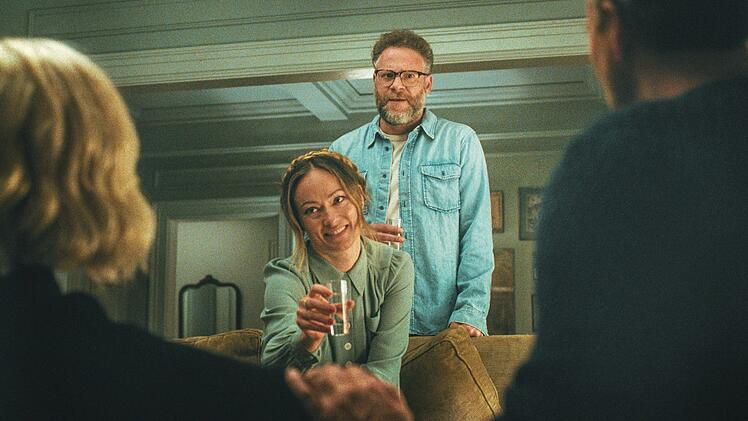 Angela (Olivia Wilde) und Joe (Seth Rogen) haben Probleme mit sich selbst und Probleme mit ihren Nachbarn. Vielleicht macht ein Dinnerabend zu viert ja alles besser?