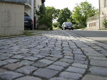 Es war schon 2012 in der Bürgerversammlung in Oberschleichach Thema: Das Pflaster ist uneben und schlecht zu begehen oder gar mit dem Rollator zu bewältigen. Foto: Archiv/Sabine Weinbeer