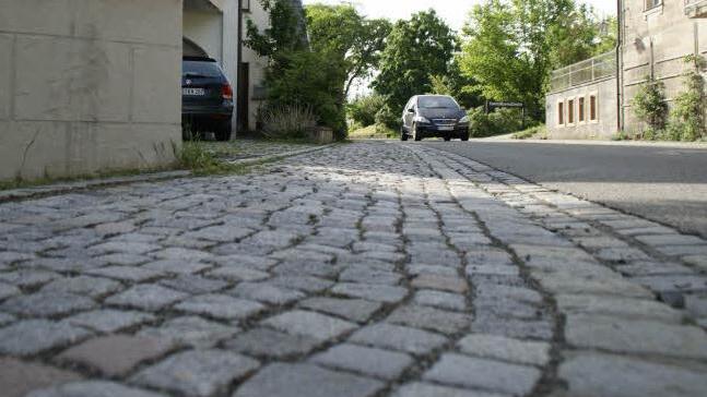 Es war schon 2012 in der Bürgerversammlung in Oberschleichach Thema: Das Pflaster ist uneben und schlecht zu begehen oder gar mit dem Rollator zu bewältigen. Foto: Archiv/Sabine Weinbeer