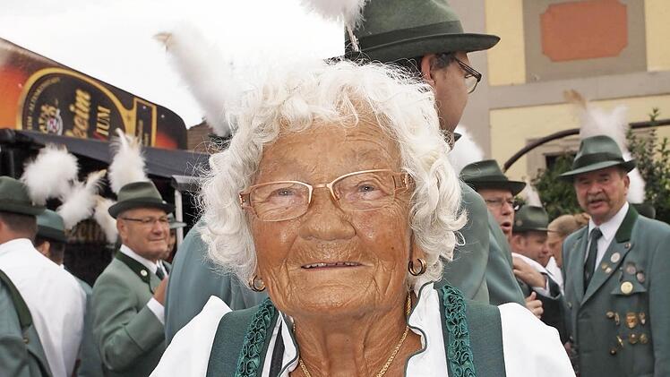 Feiern hält jung: Ruth Müller (94) war natürlich beim Auftakt am Freitag dabei. Fotos: Steffen Huber