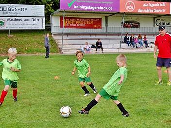 Junge Fußballtalente zeigten BVB-Chefscout Volker Pröpper (50) drei Tage lang ihr Können Foto: Sigismund von Dobschütz