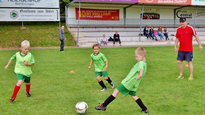 Junge Fußballtalente zeigten BVB-Chefscout Volker Pröpper (50) drei Tage lang ihr Können Foto: Sigismund von Dobschütz