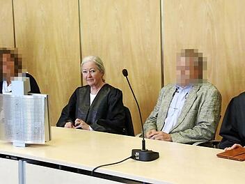 Angeklagte und Verteidiger: Eine Amtstierärztin des Schlachthofs (links) und der frühere Schlachthofleiter waren der Beihilfe zum Betrug angeklagt. Verteidigt wurden sie von Ingeborg Eckstein und Eckart Staritz. Fotos: Simone Bastian