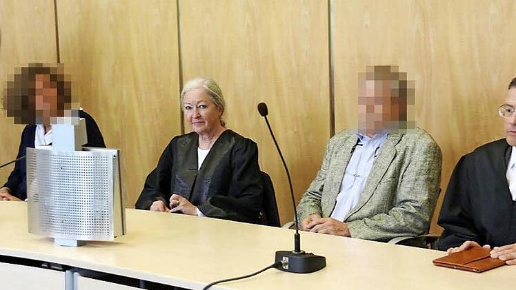 Angeklagte und Verteidiger: Eine Amtstierärztin des Schlachthofs (links) und der frühere Schlachthofleiter waren der Beihilfe zum Betrug angeklagt. Verteidigt wurden sie von Ingeborg Eckstein und Eckart Staritz. Fotos: Simone Bastian