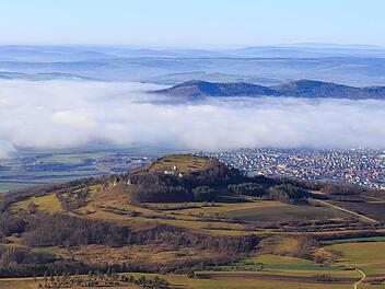 Das ehemalige keltische Oppidum des Staffelbergs mit seinen weitläufigen Wallanlagen ist aus der Luft gut zu erkennen.