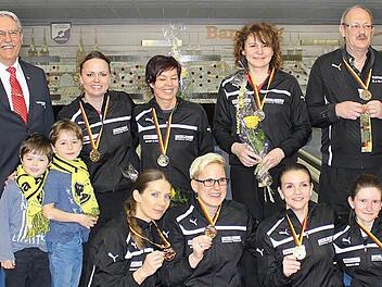 Der alte und neue deutsche Meister pr&auml;sentiert sich bei der Siegerehrung, hinten v.&nbsp;l.: DKBC-Pr&auml;sident J&uuml;rgen Franke, Daniela Kicker, Beate Fritzmann, Beata Wlodarczyk, Betreuer Harald Gr&auml;tzsch; vorn v.&nbsp;l.: zwei junge Fans, Ioana Antal, Sina Bei&szlig;er, Sabrina Imbs, Vanessa Welker. Auf dem Bild fehlen Corinna Kastner und Betreuerin Sabrina Walter. Foto: privat