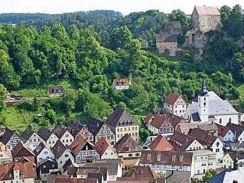 Aktuelle Ansicht der Stadt mit der Burg Pottenstein  Fotos: Reinrad Löwisch