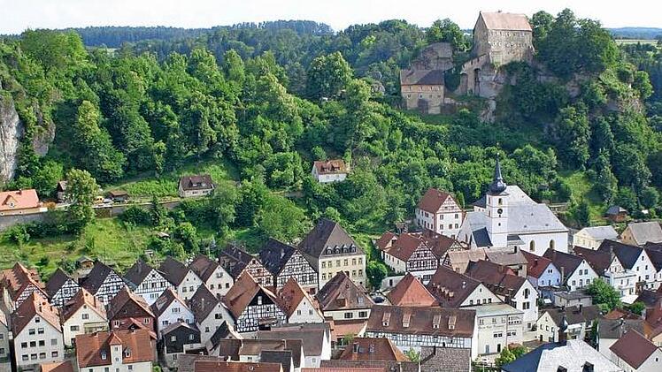 Aktuelle Ansicht der Stadt mit der Burg Pottenstein  Fotos: Reinrad Löwisch