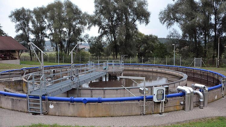 2008 wurde das Klärwerk des Abwasserzweckverbandes Aschach-Saale in Betrieb genommen. In der jüngsten Verbandssitzung ging es vor allem um Reparaturen und kostensenkende Verbesserungen bzw. Umstellungen. Foto: Peter Rauch