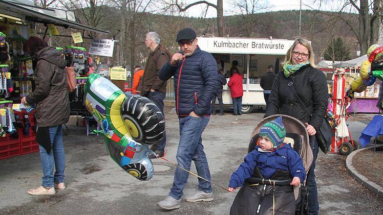 Kleine Marktbesucher lieben Luftballons - Tobias bekam einen Traktor. Foto: Sonny Adam