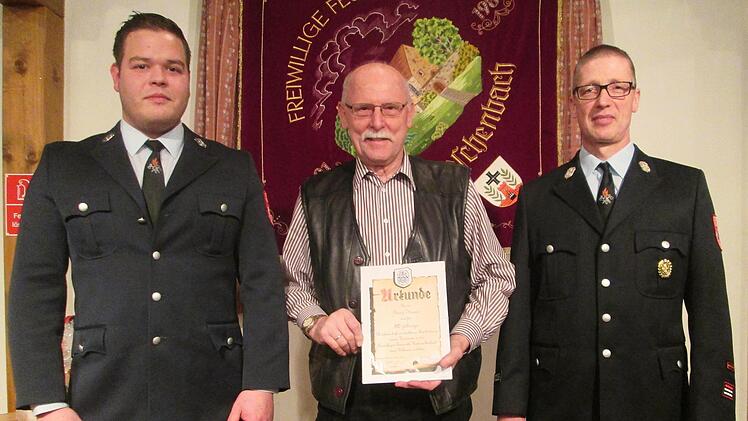 Seit 50 jahren hält Franz Kraus (Mitte) der Wehr die Treue. Vorsitzender Brenton Spivey (links) und Kommandant Ivo Straube (rechts) überreichten ihm die Vereinsehrenurkunde.  Foto: Winfried Ehling