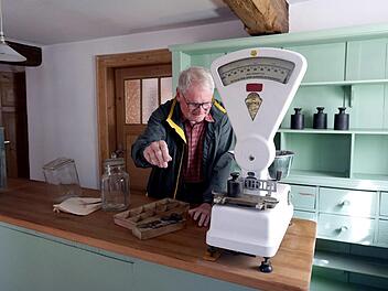 Bar zahlen oder anschreiben lassen: Beides ging früher in den Tante-Emma-Läden.  Der Heimatverein bietet am Tag des offenen Denkmals am Sonntag, 8. September, Führungen durch den ehemaligen Tante-Emma-Laden in der Herzogenauracher Hauptstraße 12 an. Richard Sänger