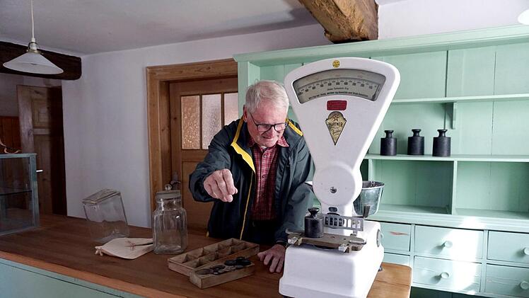 Bar zahlen oder anschreiben lassen: Beides ging früher in den Tante-Emma-Läden.  Der Heimatverein bietet am Tag des offenen Denkmals am Sonntag, 8. September, Führungen durch den ehemaligen Tante-Emma-Laden in der Herzogenauracher Hauptstraße 12 an. Richard Sänger