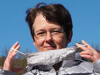 Redakteurin Martina Straub mit dem Prototyp ihrer Mundschutz-Maske für die Arbeitskollegen der Saale-Zeitung. Foto: Jürgen Schmitt