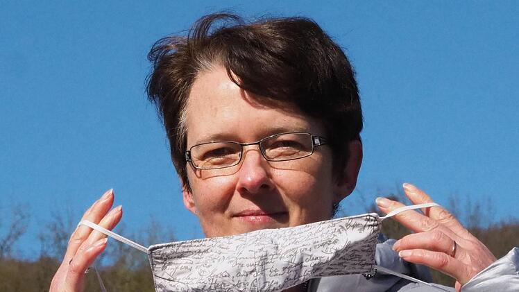 Redakteurin Martina Straub mit dem Prototyp ihrer Mundschutz-Maske für die Arbeitskollegen der Saale-Zeitung. Foto: Jürgen Schmitt