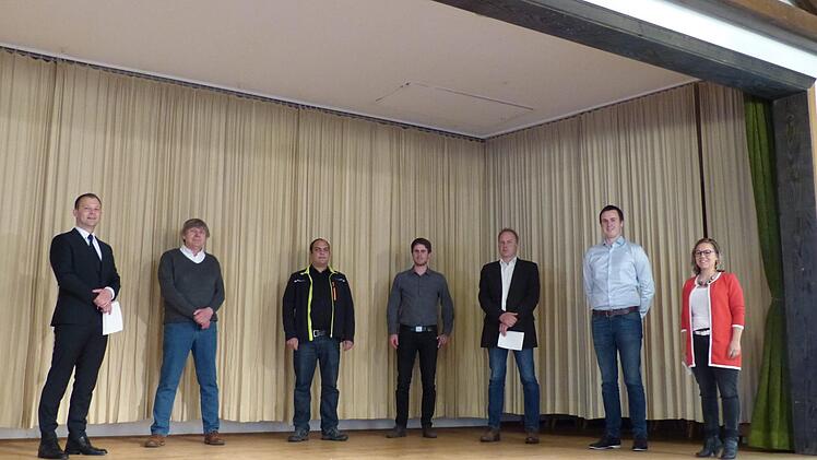 Bürgermeister Marco Trautner (l) vereidigt  die neuen Ratsmitglieder  (von links) Martin Polster, Florian Baumgärtner, Bernhard Distler, Matthias Knauer, Julian Windisch und Christin Kellner. Foto: Pauline Lindner