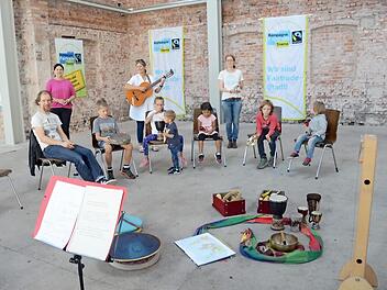 Das Kindermitmachkonzert in der Kühnlenzpassage in Kronach machte Spaß und war mit Rhythmus, Musik und Gesang ein Aufruf an die Konsumenten: "Fair, fair statt mehr, das ist doch gar nicht schwer". So klang es aus den Kehlen der Kinder unter freudiger Instrumentenbegleitung. Die Wunschinstrumente lagen bereit und durften nach freier Auswahl ausgesucht werden. Mit im Bild von hinten links, Bürgermeisterin Angela Hofmann, Ute Fischer-Petersohn, Christina Walther.  Foto: K.- H. Hofmann