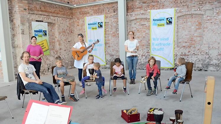 Das Kindermitmachkonzert in der Kühnlenzpassage in Kronach machte Spaß und war mit Rhythmus, Musik und Gesang ein Aufruf an die Konsumenten: "Fair, fair statt mehr, das ist doch gar nicht schwer". So klang es aus den Kehlen der Kinder unter freudiger Instrumentenbegleitung. Die Wunschinstrumente lagen bereit und durften nach freier Auswahl ausgesucht werden. Mit im Bild von hinten links, Bürgermeisterin Angela Hofmann, Ute Fischer-Petersohn, Christina Walther.  Foto: K.- H. Hofmann
