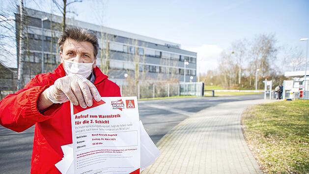 Der Vertrauensk&ouml;rperleiter Reinhold Binzenh&ouml;fer stand mit dem Aufruf zum Warnstreik vor dem jeweiligen Schichtstart bei der Firma Bosch-Rexroth in Augsfeld bereit.
