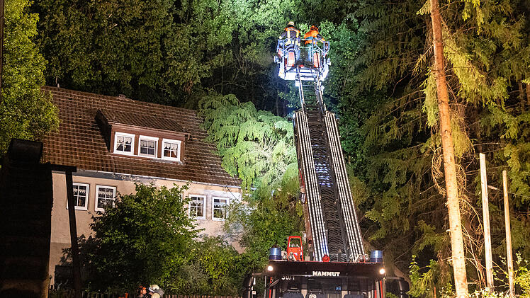 Umgestürzte Bäume und abgedeckte Häuser: Schwere Unwetter im Landkreis Bamberg