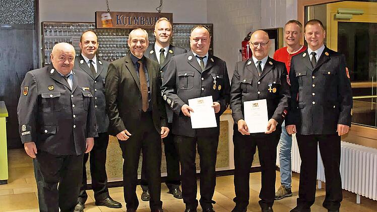 Dank und Anerkennung für langjähriges Engagement: Kommandant Benno Bauß ist seit vier Jahrzehnten für die Feuerwehr im Einsatz, sein Stellvertreter Franz Schnaubelt sei 25 Jahren. Dafür wurden die beiden Aktiven bei der Hauptversammlung ausgezeich...
