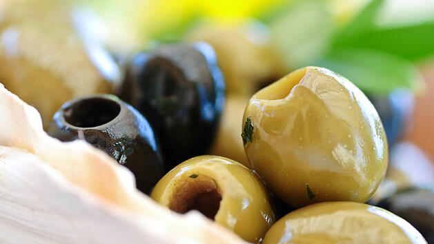 Oliven, schwarze Oliven, gr&uuml;ne Oliven