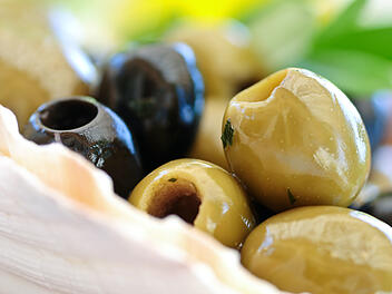 Oliven, schwarze Oliven, gr&uuml;ne Oliven