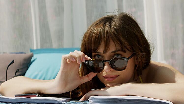 Ana (Dakota Johnson) kann den Blick nicht von ihrem frischgebackenen Ehemann abwenden.