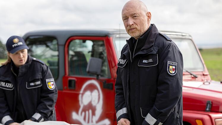 Die Polizistin Dorit Martens (Jana Julia Roth) und ihr Kollege Holm Brendel (Rainer Sellien) sind als Erste am Tatort.